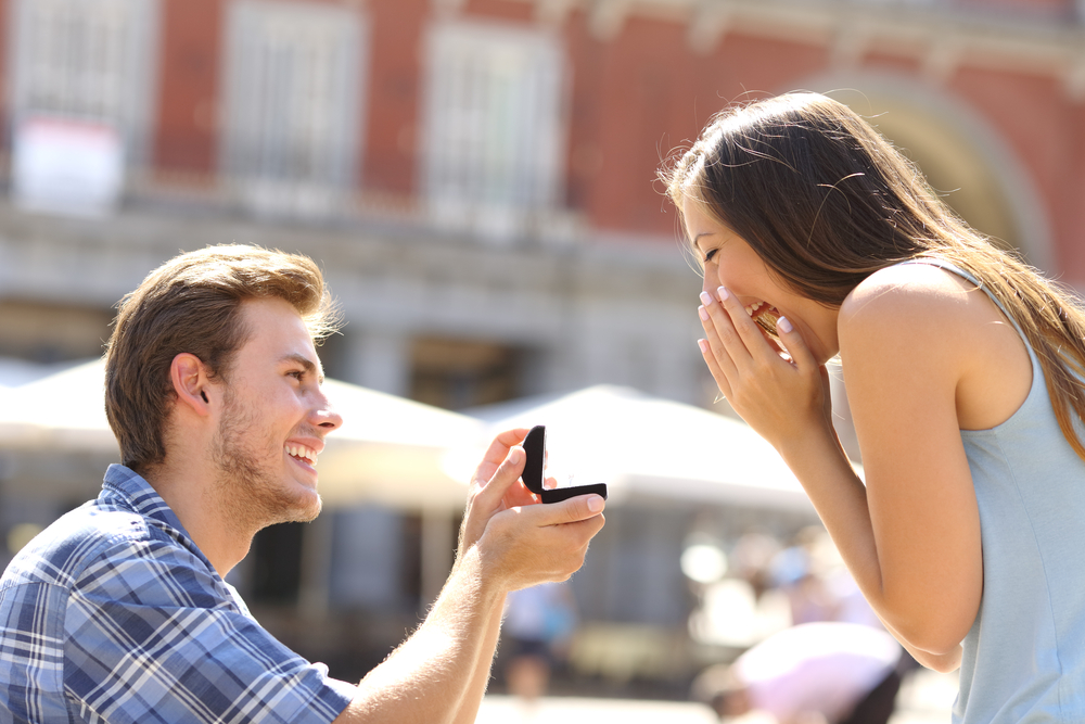 Glückliches Paar beim Heiratsantrag