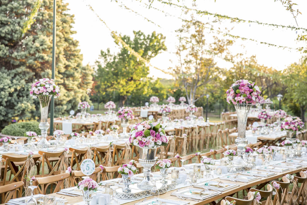 Dekorierte Tische bei einer Gartenhochzeit